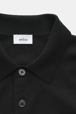 Nahaufnahme aus schräger Draufsicht des von Braun Merino Feinstrickpolo schwarz mit schmalem Polokragen, glatter Drei-Knopf-Leiste, Slim Fit und feinem Strickbild aus reiner Merinowolle.
