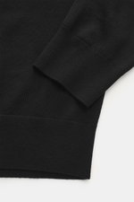 von Braun Merino Feinstrickpolo schwarz, Detailfoto von oben schräg, feines Strickbild, weicher Griff, flexible Rippbündchen aus reiner Merinowolle