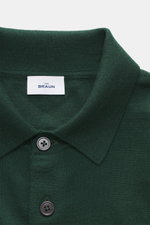Nahaufnahme des dunkelgrünen von Braun Merino Feinstrickpolo, seitlich fotografiert, mit schmalem Polokragen, glatter Drei-Knopf-Leiste und feinem Strickbild.