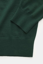 von Braun Merino Feinstrickpolo dunkelgrün Nahaufnahme des Ärmels und Rippbündchens in Slim Fit, weiche Merinowolle, feines Strickbild, glatte Knopfleiste