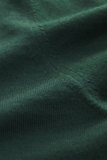 Nahaufnahme des von Braun Merino Feinstrickpolo dunkelgrün, feines Strickbild aus reiner Merinowolle mit weichem Griff, Slim Fit.