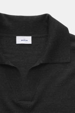 von Braun Merino Feinstrickpolo anthrazit mit offenem Skipper-Kragen aus reiner Merinowolle, Slim Fit, weicher Griff, feines Strickbild, flexible Rippbündchen, Detailaufnahme von oben