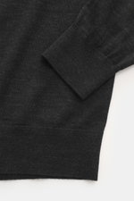 von Braun Merino Feinstrickpolo anthrazit, Detailaufnahme von Ärmel und Bund, reine Merinowolle, Slim Fit, Skipper-Kragen, weicher Griff, feines Strickbild, flexible Rippbündchen