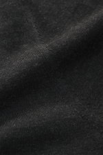 Nahaufnahme des von Braun Merino Feinstrickpolo anthrazit aus reiner Merinowolle mit feinem Strickbild, weichem Griff und flexiblen Rippbündchen, fotografiert aus Nahperspektive.