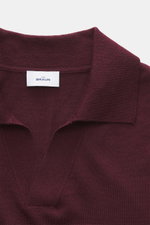 Nahaufnahme von oben auf das von Braun Merino Feinstrickpolo bordeaux mit offenem Skipper-Kragen, Slim Fit und feinem Strickbild.