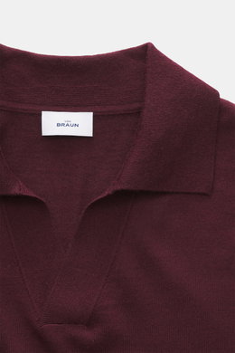 Nahaufnahme von oben auf das von Braun Merino Feinstrickpolo bordeaux mit offenem Skipper-Kragen, Slim Fit und feinem Strickbild.