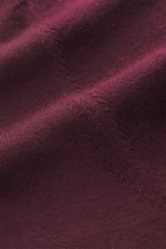 Nahaufnahme des von Braun Merino Feinstrickpolo bordeaux, Detailansicht des feinen Strickbilds aus reiner Merinowolle mit weichem Griff.