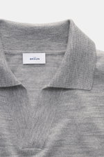 Nahaufnahme von oben auf das von Braun Merino Feinstrickpolo hellgrau mit offenem Skipper-Kragen, feinem Strickbild, Slim Fit, weichem Griff und flexiblen Rippbündchen aus reiner Merinowolle.