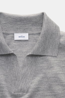 Nahaufnahme von oben auf das von Braun Merino Feinstrickpolo hellgrau mit offenem Skipper-Kragen, feinem Strickbild, Slim Fit, weichem Griff und flexiblen Rippbündchen aus reiner Merinowolle.