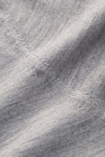 Nahaufnahme des von Braun Merino Feinstrickpolo hellgrau, aus reiner Merinowolle mit weichem Griff, feinem Strickbild, Slim Fit, Skipper-Kragen und flexiblen Rippbündchen.