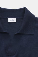 Nahaufnahme des offenen Skipper-Kragens vom von Braun Merino Feinstrickpolo navy aus reiner Merinowolle mit feinem Strickbild, Slim Fit und flexiblen Rippbündchen.