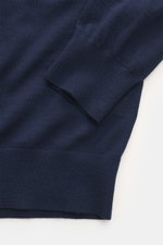 von Braun Merino Feinstrickpolo navy in Nahaufnahme von Ärmel und Saum, reine Merinowolle, weicher Griff, Slim Fit, Skipper-Kragen, feines Strickbild, flexible Bündchen