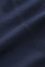 Nahaufnahme des von Braun Merino Feinstrickpolo navy aus reiner Merinowolle, feines Strickbild, weicher Griff, Slim Fit, Skipper-Kragen, flexible Rippbündchen.