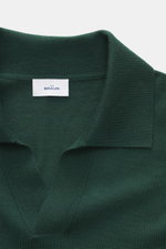 Nahaufnahme des dunkelgrünen von Braun Merino Feinstrickpolo mit offenem Skipper-Kragen aus reiner Merinowolle, Slim Fit, weichem Griff, feinem Strickbild und flexiblen Rippbündchen, frontal fotografiert.