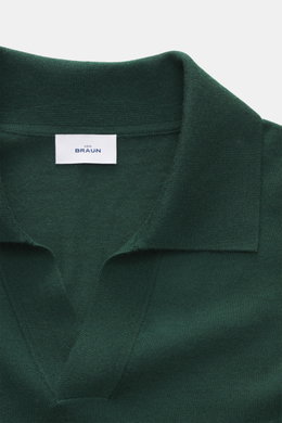 Nahaufnahme des dunkelgrünen von Braun Merino Feinstrickpolo mit offenem Skipper-Kragen aus reiner Merinowolle, Slim Fit, weichem Griff, feinem Strickbild und flexiblen Rippbündchen, frontal fotografiert.