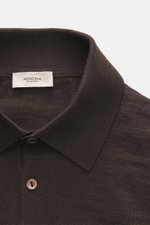 Agnona Strickpolo dunkelbraun aus Wolle, Cashmere und Seide, Slim Fit, feines Strickbild, Polokragen mit Drei-Knopf-Leiste, Nahaufnahme von oben.