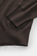 Agnona Strickpolo dunkelbraun, Nahaufnahme von Ärmel und Saum, feines Strickbild, weicher Wolle-Cashmere-Seide-Mix, Slim Fit mit Rippbündchen.