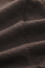 Nahaufnahme des Agnona Strickpolo dunkelbraun aus Wolle, Cashmere und Seide mit feinem Strickbild, fotografiert aus der Detailperspektive.
