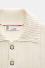 Close-up front view of Brunello Cucinelli Cashmere Knit Polo Cream showing wide rib knit collar and two buttons.

Description:  
<p>Timeless essential for the refined men's wardrobe: BRUNELLO CUCINELLI has chosen pure cashmere in wide rib knit for this so