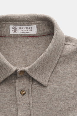Nahaufnahme des taupe melierten Brunello Cucinelli Strickhemds aus Schurwoll-Cashmere-Seiden-Mix, Vorderansicht mit Umlegekragen und Knopfleiste.