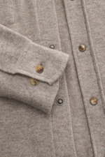Brunello Cucinelli Strickhemd taupe meliert, Detailaufnahme von Knopfleiste, Brusttaschen und klassischer Sportmanschette aus Schurwoll-Cashmere-Seiden-Mix.
