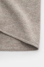 Brunello Cucinelli Strickhemd taupe meliert, Detailaufnahme des feinen Strickbilds aus Schurwoll-Cashmere-Seiden-Mix, weicher Griff.