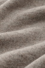 Brunello Cucinelli Strickhemd taupe meliert in Nahaufnahme, feiner Schurwoll-Cashmere-Seiden-Mix, weicher Griff, feines Strickbild sichtbar.