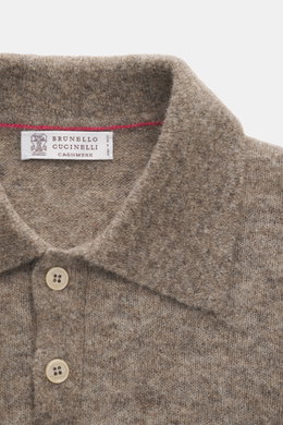 Brunello Cucinelli Strickpolo taupe meliert aus Alpaka, Microfaser, Cashmere, Regular Fit, Rippbündchen, Polokragen, Zwei-Knopf-Leiste, Detailaufnahme von oben.