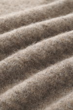 Nahaufnahme des taupe melierten Brunello Cucinelli Strickpolo aus Alpakawolle, Microfaser und Cashmere, Detail der weichen, gerippten Strickstruktur.