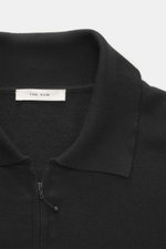 The Row Strickpolo "Miranne" schwarz, Nahaufnahme von Polokragen mit Zipper, feinem Strickbild, weichem Griff aus Cashmere-Baumwoll-Mix, Slim Fit.