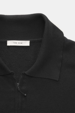 The Row Strickpolo "Miranne" schwarz, Nahaufnahme von Polokragen mit Zipper, feinem Strickbild, weichem Griff aus Cashmere-Baumwoll-Mix, Slim Fit.