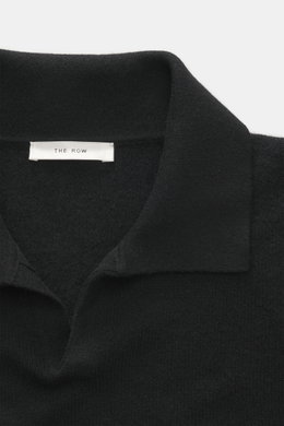 Nahaufnahme von The Row Strickpolo 'Ripley' schwarz, Polokragen mit offener Leiste, feines Kaschmir, Slim Fit, weicher Griff, komfortable Rippbündchen.