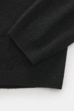 The Row Strickpolo 'Ripley' schwarz im Detail, Nahaufnahme von Ärmel und Bund, feines Strickbild, reiner Cashmere, weicher Griff, Slim Fit.