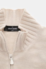 Nahaufnahme des Gran Sasso Cashmere Troyer sand von oben, mit Troyerkragen, Reißverschluss, Slim Fit und weichem, feinem Strick aus reinem Cashmere.