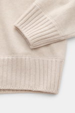 Gran Sasso Cashmere Troyer sand in Nahaufnahme von unten, reiner Cashmere, Slim Fit, Troyerkragen, elastische Rippbündchen, feines Strickbild.