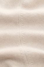 Gran Sasso Cashmere Troyer sand, Detailaufnahme von feinem Strickbild, reiner Cashmere, soft, Slim Fit, Troyerkragen, elastische Rippbündchen, leicht gewalkt.