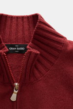 Gran Sasso Cashmere Troyer dunkelrot in Nahaufnahme von oben, Slim Fit, typischer Troyerkragen, feines Strickbild, reiner Cashmere, elastische Rippbündchen, softer Griff.