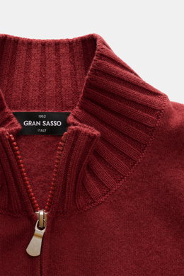 Gran Sasso Cashmere Troyer dunkelrot in Nahaufnahme von oben, Slim Fit, typischer Troyerkragen, feines Strickbild, reiner Cashmere, elastische Rippbündchen, softer Griff.