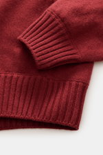 Gran Sasso Cashmere Troyer dunkelrot in Nahaufnahme von Ärmel und Bund, reiner Cashmere, Slim Fit, typischer Troyerkragen, elastische Rippbündchen.