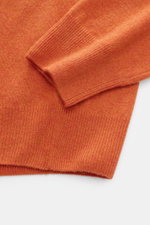 Nahaufnahme des Polo Ralph Lauren Troyer orange aus reiner, softer Wolle, Slim Fit, mit Rollkragen, Reißverschluss, elastischen Rippbündchen und feinem Strickbild.