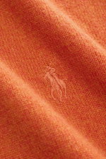 Nahaufnahme des Polo Ralph Lauren Troyer orange aus reiner, softer Wolle mit feinem Strickbild, tonalem Logo-Stitching, elastischen Rippbündchen.