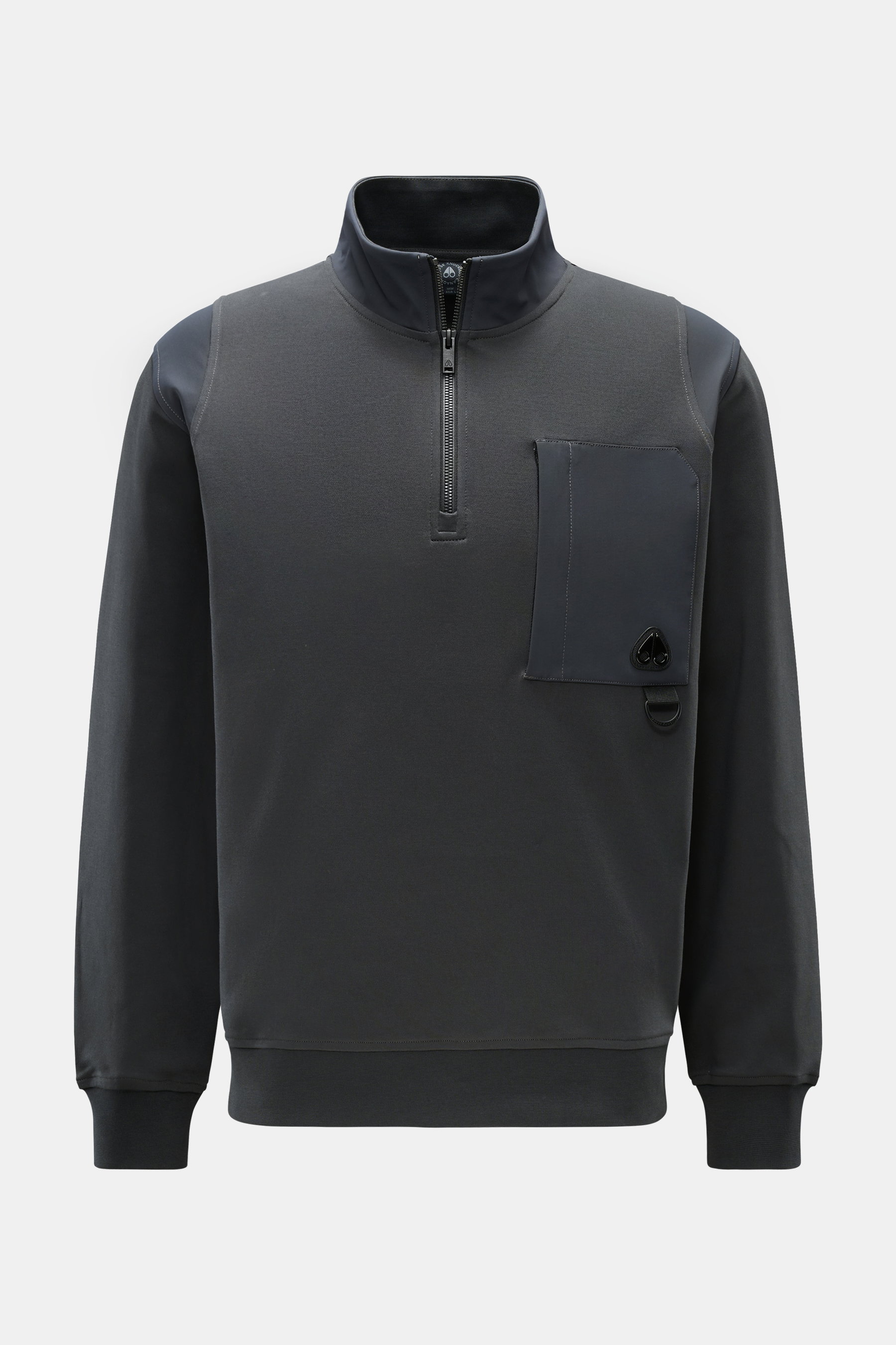 Moose Knuckles Sweat-Troyer "Dalon" graugrün, Frontansicht, Sweat aus reiner Baumwolle, Nylon-Einsätze an Schulter/Kragen, hoch schließender Kragen mit Zipper, Brusttasche mit Metall-Logo, elastische Rippbündchen, Regular Fit, weich und sportiv für den He