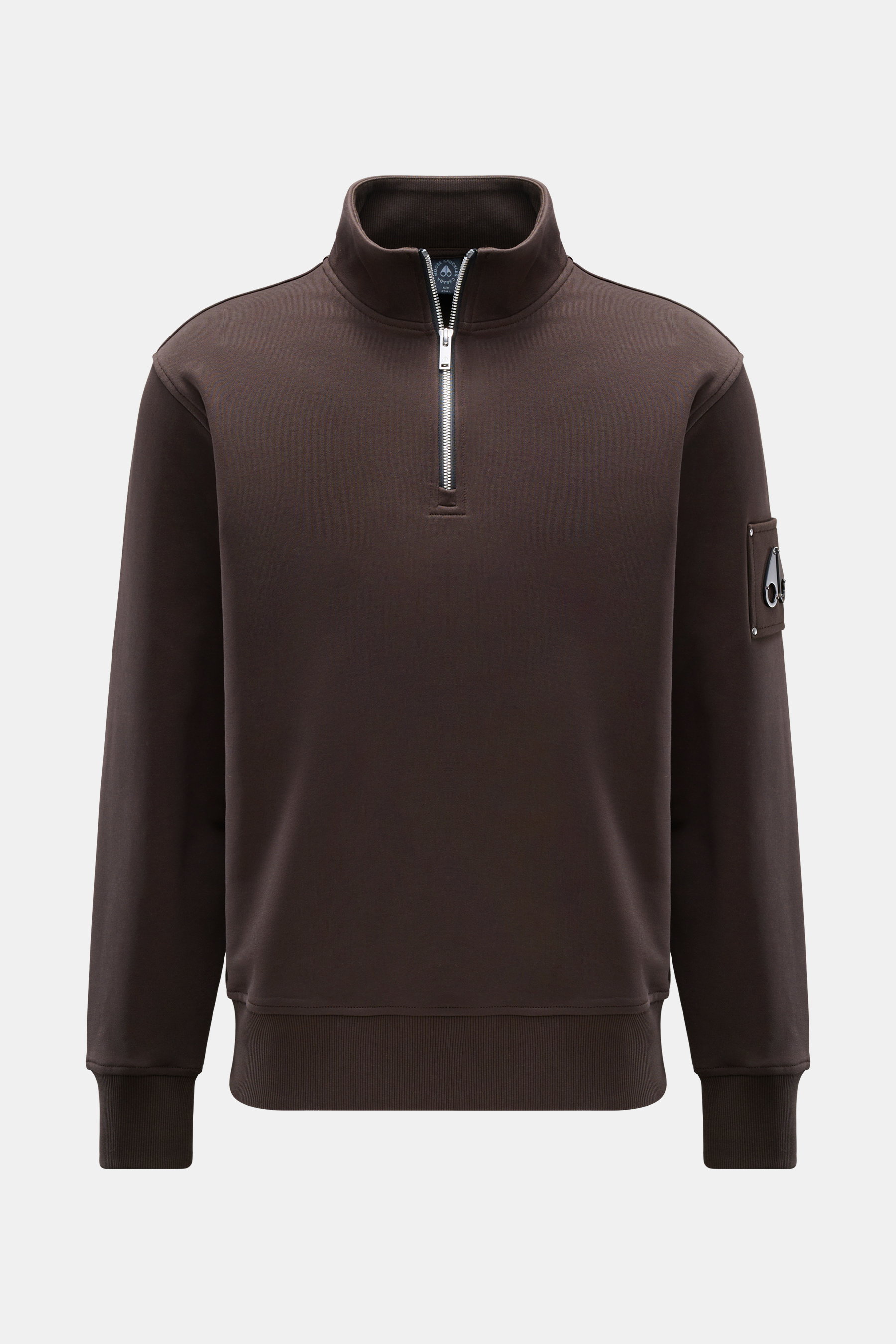 Moose Knuckles Sweat-Troyer 'Hartsfield' graubraun, frontal, Regular Fit, reine Baumwolle, weicher Griff, hoher Kragen mit Zipper, Metall-Logo am Oberarm, elastische Rippbündchen.