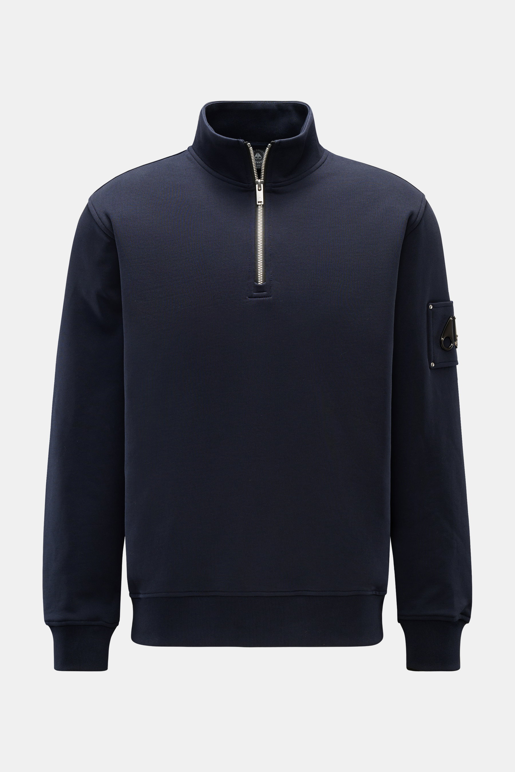 Moose Knuckles Sweat-Troyer 'Hartsfield' navy, frontal fotografiert, aus reiner Baumwolle, weich, Regular Fit, hoher Zipper-Kragen, Metall-Logo am Oberarm, elastische Rippbündchen.