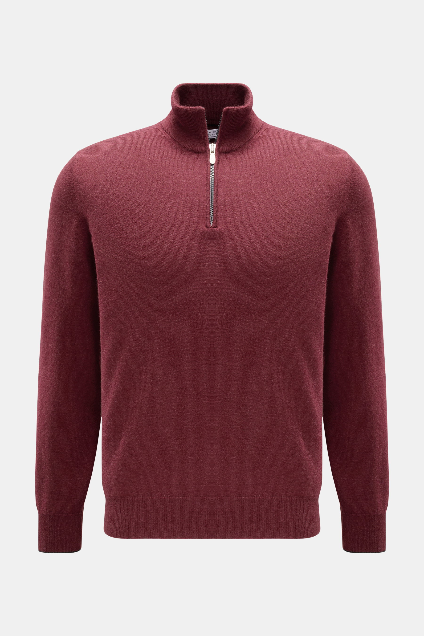 Brustansicht des Brunello Cucinelli Cashmere Troyer bordeaux mit hohem Rippstrickkragen, Zipper und feinem Strickbild aus weichem Cashmere.