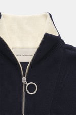 Ami Paris Merino Troyer navy/rot, Detailaufnahme von oben, reine Merinowolle, weicher Griff, Regular Fit, Troyer-Kragen mit Zipper, Logo-Patch am Ärmel, farblich abgesetzte Ärmelabschlüsse.