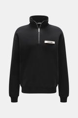 Front view of Jacquemus Half-zip jumper 'Gros Grain' black, sweatshirt made of pure cotton, heavy quality, soft inner side, regular fit, stand-up collar with zipper, Grosgrain with logo stitching on the chest, comfortable ribbed cuffs.
