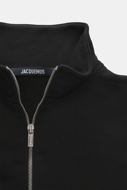 Close-up front view of Jacquemus Half-zip jumper 'Gros Grain' black, sweatshirt made of pure cotton, heavy quality, soft inner side, regular fit, stand-up collar with zipper, Grosgrain with logo stitching on chest, comfortable ribbed cuffs.