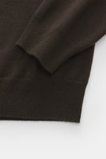 Close-up front view of the Moorer Cashmere troyer 'Terni-WY' dark brown, showing soft pure cashmere, fine knit, slim fit, rib cuffs.