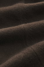 Close-up front view of Moorer Cashmere troyer 'Terni-WY' dark brown showing pure cashmere fabric with fine knit, soft feel, slim fit, troyer collar zipper, and rib cuffs.